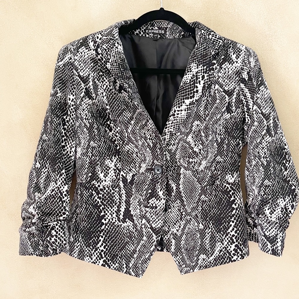 Snakeskin print 3/4 sleeve express blazer